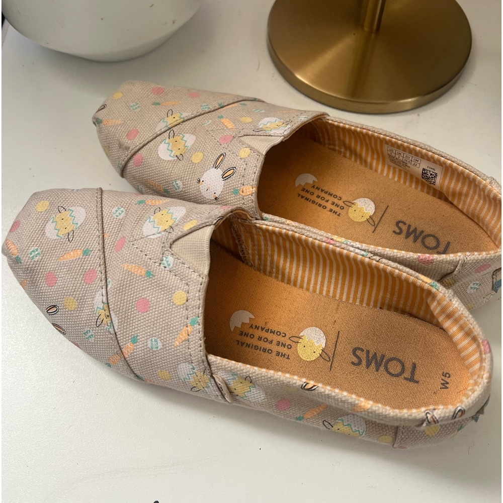 Easter Tom’s Flats. Size 5. Absolutely a darling shoe. Excellent condition.